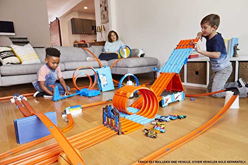Toy Car Track Set with 2 Cars in 1:64 Scale I9529